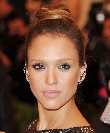 明星戴阿卡,闪耀星途，璀璨人生