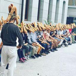 街头吃瓜被发现